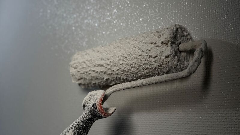 Farbrolle beim Auftragen von Farbe auf einer Wand