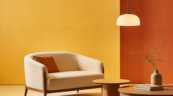 Modern gestalteter Innenraum mit Sofa und Tisch