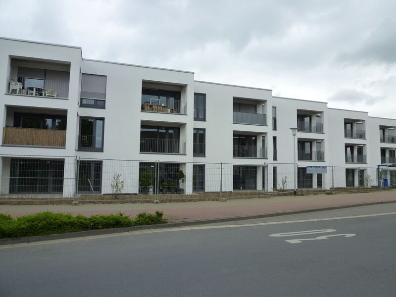 Moderne Wohnanlage mit Mehrfamilienhäusern an einer Straße
